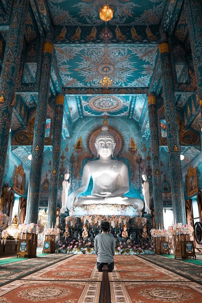 praying in blue temple